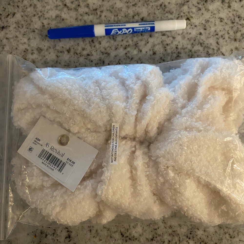 NWT🔥Oversized Boutique Scrunchie - Picture 6 of 6